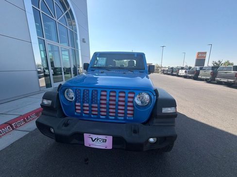 Used 2022 Jeep Gladiator Sport AWD/4WD image 2