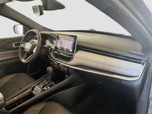 Used 2023 Jeep Compass Latitude image 27