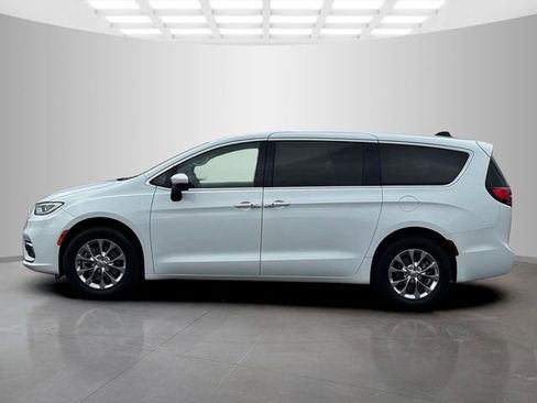 Used 2023 Chrysler Pacifica Touring-L image 4