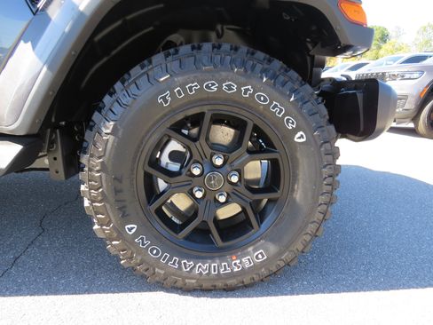 New 2025 Jeep Gladiator Sport image 9