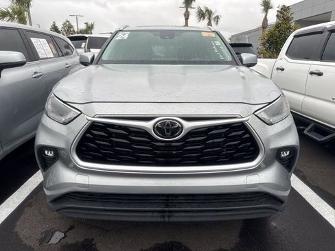 Used 2024 Toyota Highlander XLE image 2