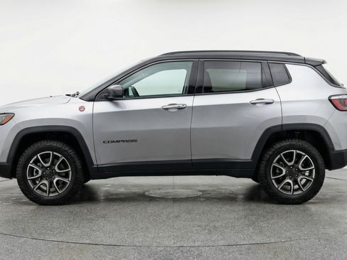 Used 2025 Jeep Compass Trailhawk AWD/4WD image 5