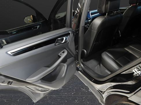 Used 2022 Porsche Macan image 37