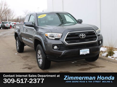 Used 2017 Toyota Tacoma SR5 w/ Tow Package image 3