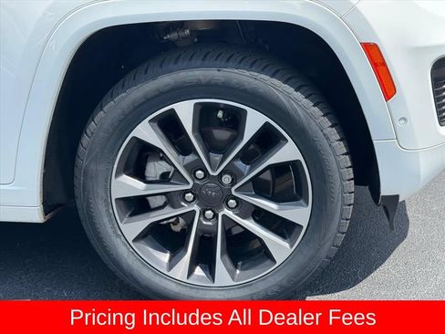 Used 2023 Jeep Grand Cherokee Overland w/ Luxury Tech Group IV AWD/4WD image 9