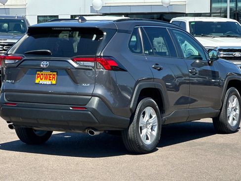 Used 2021 Toyota RAV4 XLE w/ Convenience Package FWD image 4