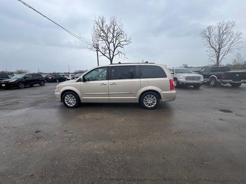 Used 2015 Chrysler Town & Country Touring-L w/ Trailer Tow Group image 4