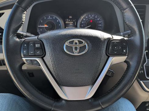 Used 2015 Toyota Sienna XLE Premium image 12