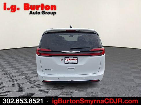 Used 2024 Chrysler Pacifica Touring-L FWD image 5