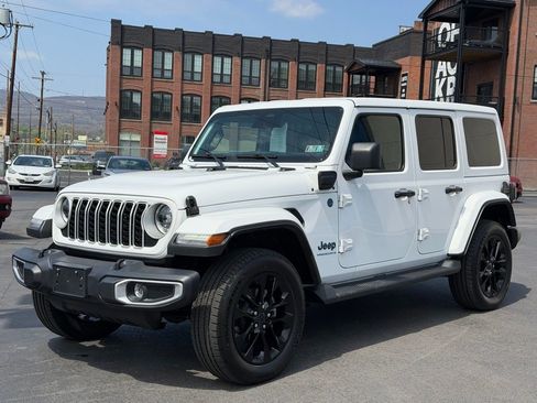 Used 2025 Jeep Wrangler Unlimited Sahara AWD/4WD image 1