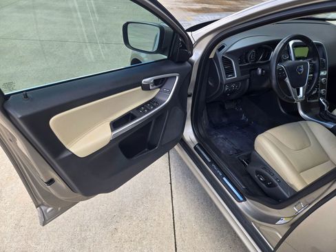 Used 2016 Volvo XC60 T5 Premier w/ Proximity Package AWD/4WD image 10