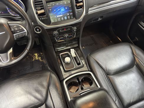 Used 2015 Chrysler 300 Limited image 27