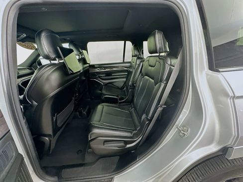 Certified 2025 Jeep Grand Cherokee L Overland w/ Rear Seat Video Group I AWD/4WD image 37