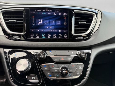 Used 2019 Chrysler Pacifica Touring-L w/ S Appearance Package FWD image 16