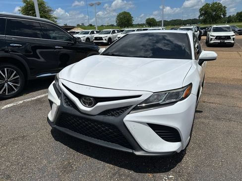 Used 2019 Toyota Camry SE w/ Carpet Mat Package FWD image 2