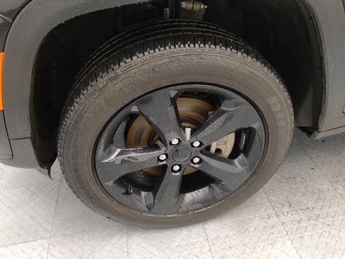 Used 2023 Jeep Grand Cherokee L Laredo image 31