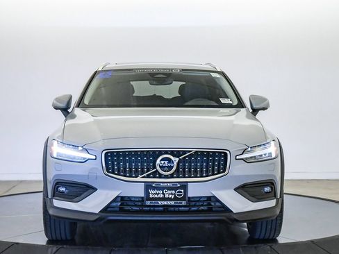 Certified 2025 Volvo V60 B5 Cross Country Plus AWD/4WD image 7