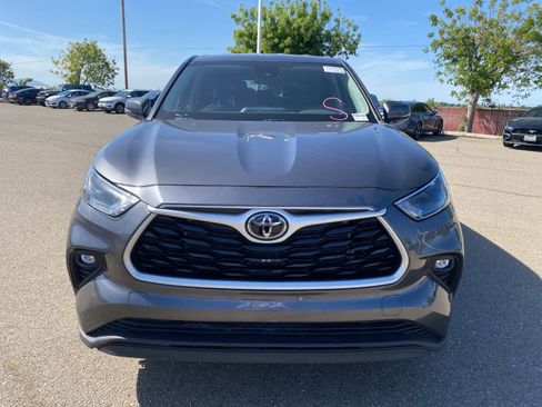 Used 2023 Toyota Highlander LE image 2