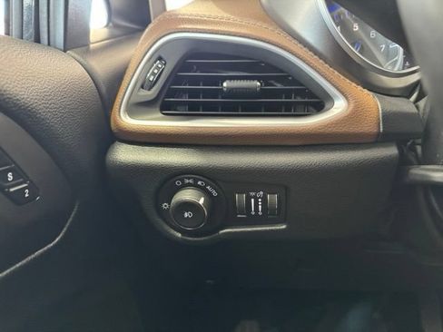 Used 2017 Chrysler Pacifica Limited w/ Tire & Wheel Group FWD image 18