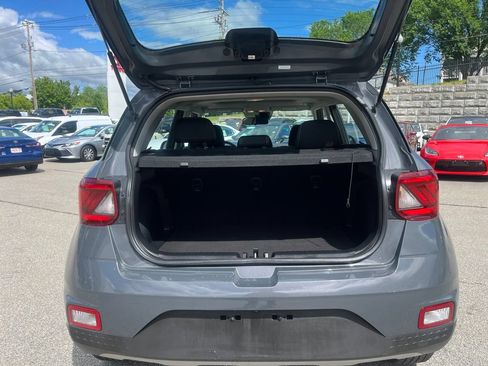 Used 2024 Hyundai Venue SEL FWD image 5