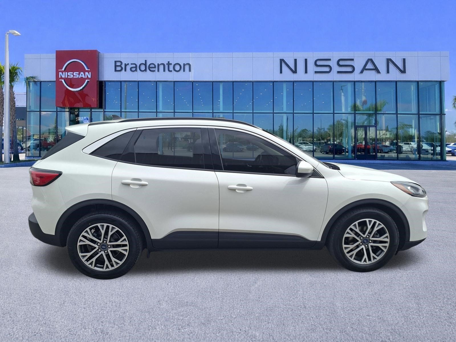 Used 2021 Ford Escape SEL w/ Technology Package FWD image 4