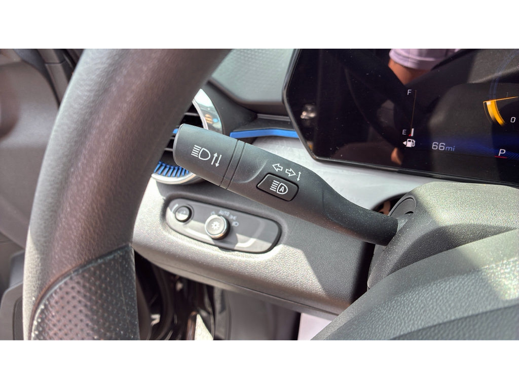 Used 2025 Chevrolet Trax LT FWD image 21