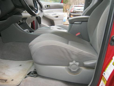 Used 2010 Toyota Tacoma 4x4 Double Cab V6 image 9