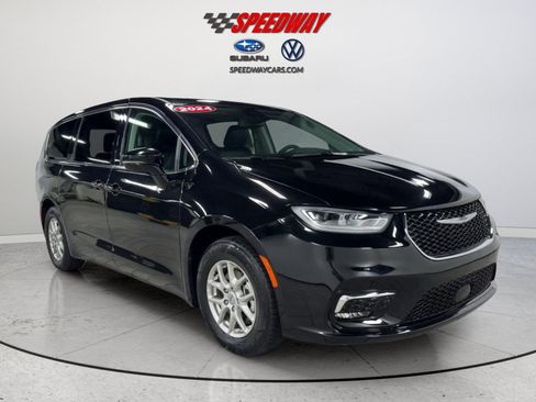 Used 2024 Chrysler Pacifica Touring-L FWD image 2