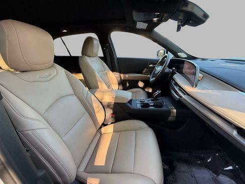Used 2025 Cadillac XT4 Premium Luxury FWD image 14