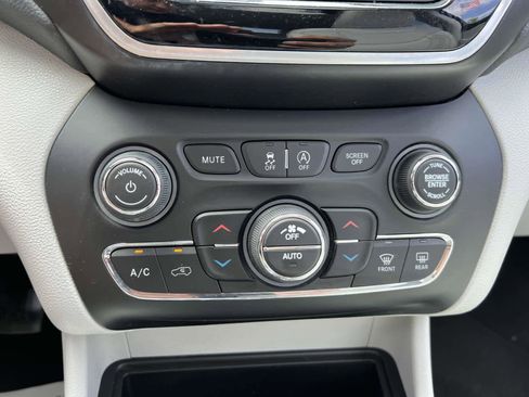 Used 2019 Jeep Cherokee Limited image 22