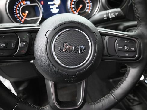 Used 2023 Jeep Gladiator Sport AWD/4WD image 17