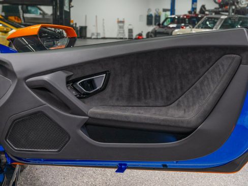 Used 2020 Lamborghini Huracan EVO image 34