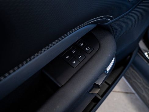 Used 2024 Land Rover Discovery Dynamic SE image 33