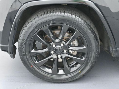 Used 2017 Jeep Grand Cherokee Altitude AWD/4WD image 35
