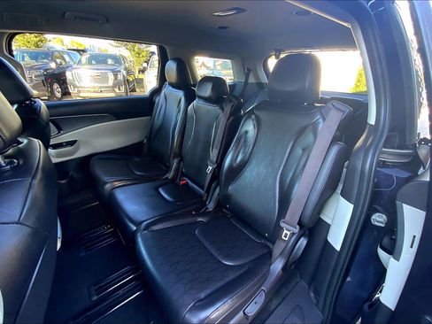 Used 2024 Kia Carnival LX image 27