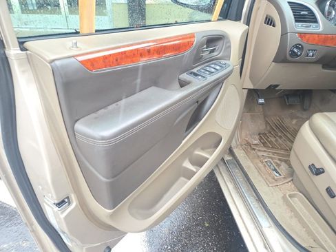 Used 2016 Chrysler Town & Country Touring w/ Driver Convenience Group image 7