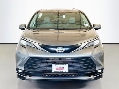 New 2026 Toyota Sienna XLE image 2