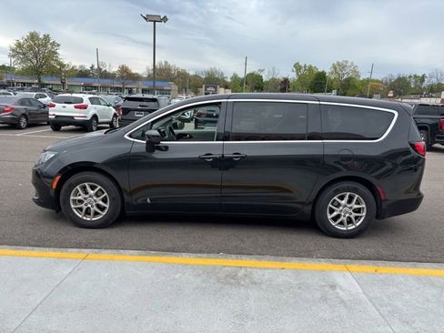 Used 2022 Chrysler Voyager LX FWD image 10
