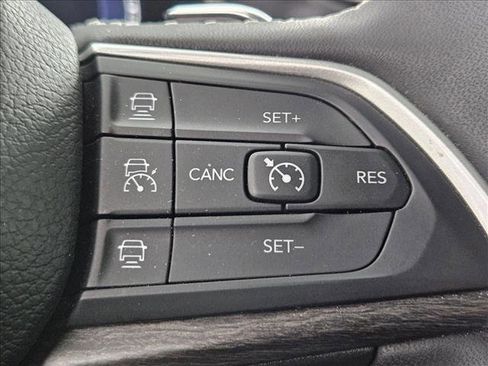 Used 2023 Jeep Grand Cherokee Limited image 16