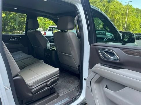 Used 2022 Chevrolet Suburban LT w/ Luxury Package AWD/4WD image 12