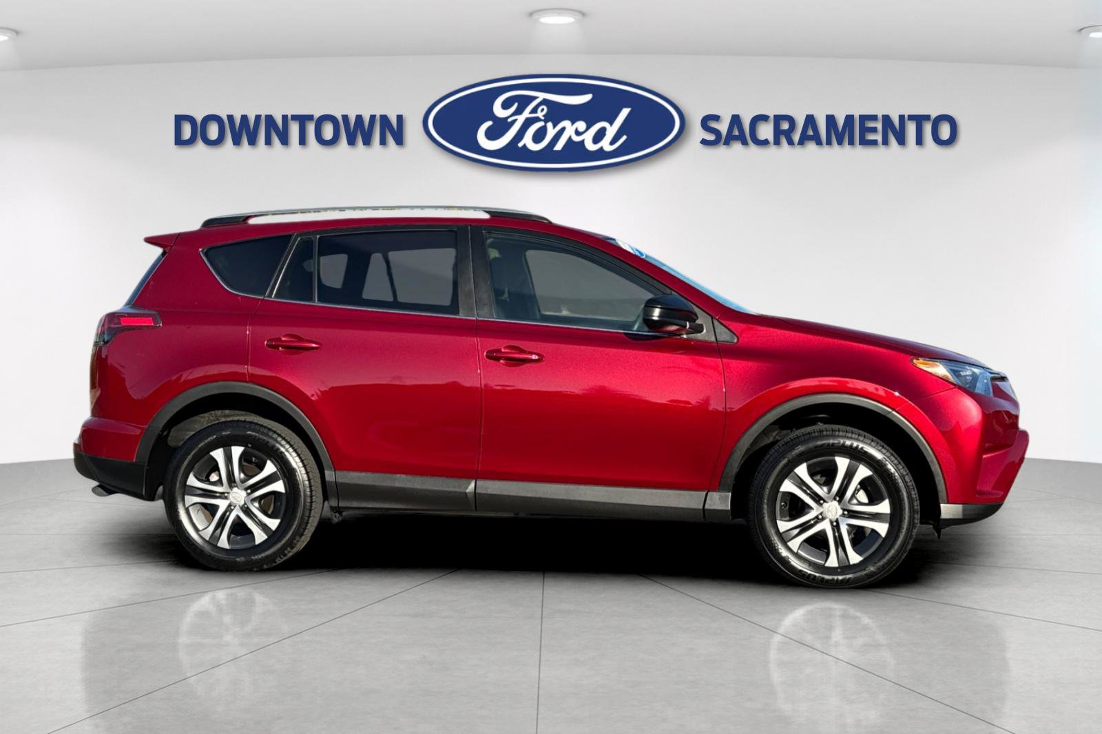 Used 2018 Toyota RAV4 LE FWD image 8
