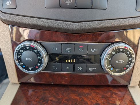 Used 2011 Mercedes-Benz C 300 Luxury image 25