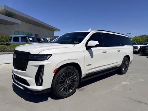 Used 2025 Cadillac Escalade ESV V image 4