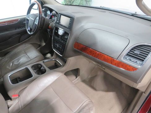 Used 2013 Chrysler Town & Country Limited w/ Luxury Group image 8