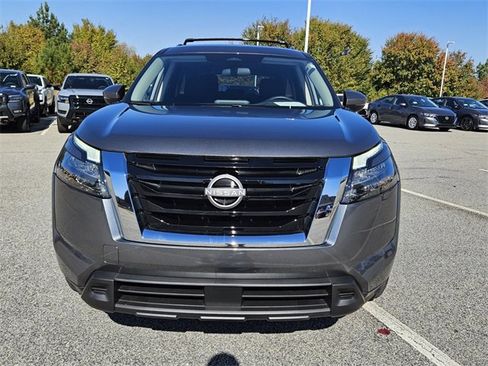 Used 2025 Nissan Pathfinder SV image 2