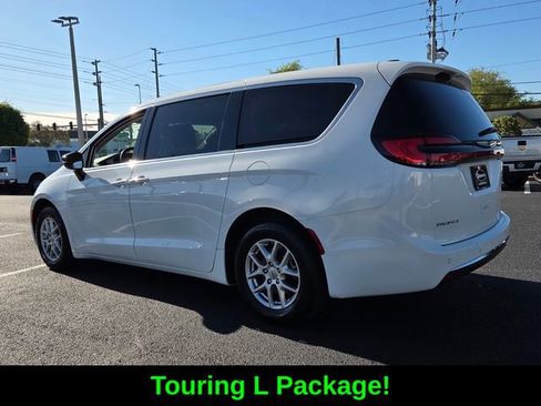 Used 2024 Chrysler Pacifica Touring-L FWD image 5