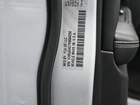 Used 2024 Jeep Grand Cherokee Laredo w/ Trailer Tow Package image 14