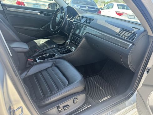 Used 2018 Volkswagen Passat 2.0T SEL Premium image 11