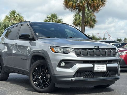 Used 2022 Jeep Compass Latitude FWD image 2