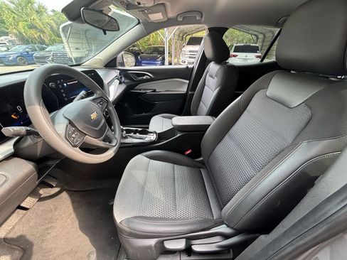Used 2025 Chevrolet Trax LT FWD image 25
